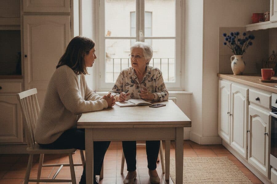 Une aidante et sa mère à la table de la cuisine